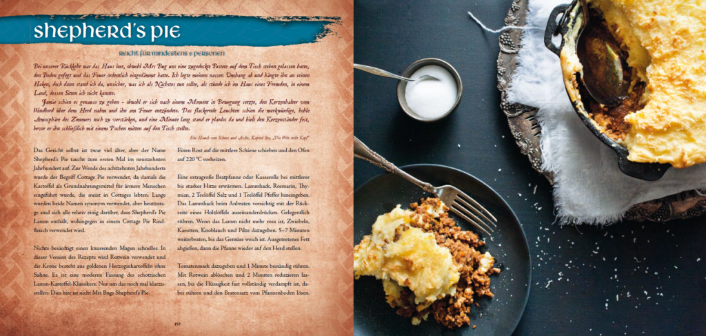 Ein Auszug aus dem Outlander-Kochbuch, bei dem der Anfang des Rezepts zu "Shepherd's Pie" zu sehen ist, wie auch ein Bild des fertigen Gerichts.