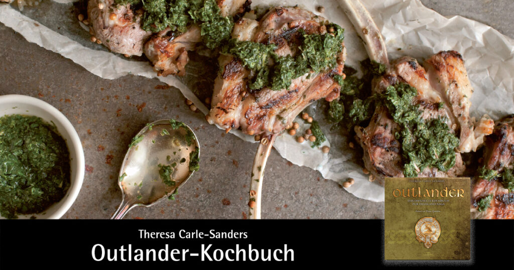 "Lammkoteletts in Buttermilch mit Rosenwasser-Minze-Soße", appetitlich auf einer Tafel angerichtet. Werbung für das Outlander-Kochbuch.